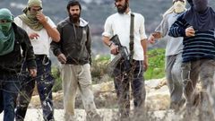 مستوطنون يقطعون أشجار زيتون ويحرقون أراض جنوب نابلس