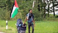 الرئيس يمنح المتضامن السويدي الجنسية الفلسطينية