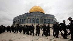 حراس الأقصى يتصدون لاعتداء الاحتلال على منطقة "باب الرحمة"