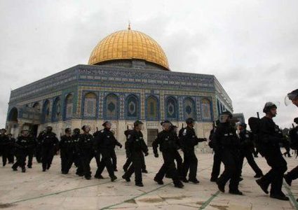 حراس الأقصى يتصدون لاعتداء الاحتلال على منطقة "باب الرحمة"