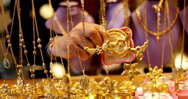 الذهب يقلص خسائره مع تراجع الدولار