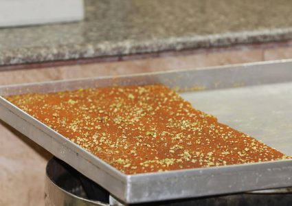 غزة: التوجيهي يرفع الطلب على الحلويات والمحلات تستعد