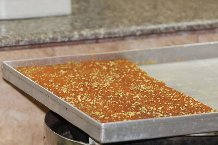 غزة: التوجيهي يرفع الطلب على الحلويات والمحلات تستعد