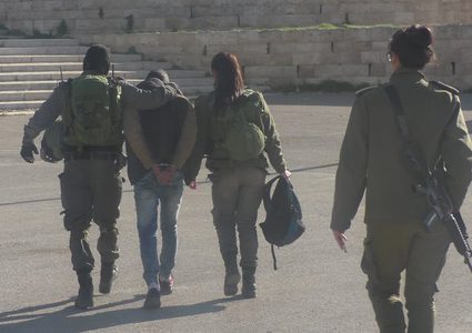 الاحتلال يعتقل شابا بزعم حيازته سكينين شرق رام الله