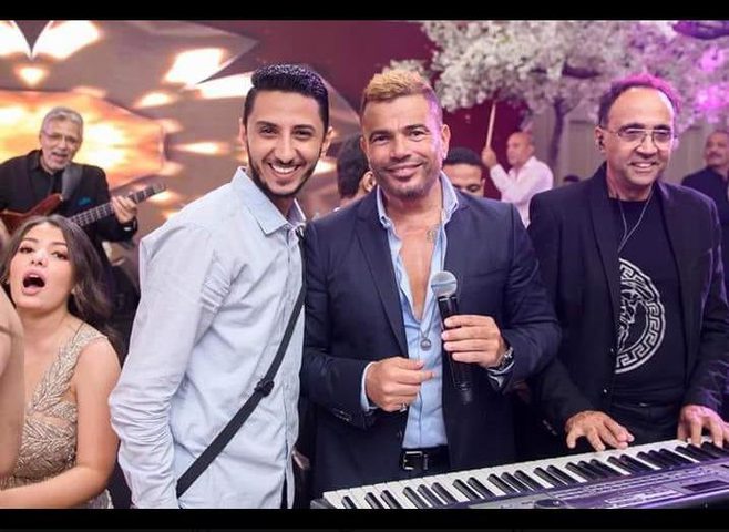عمرو دياب بإطلالة صادمة وشعر أصفر