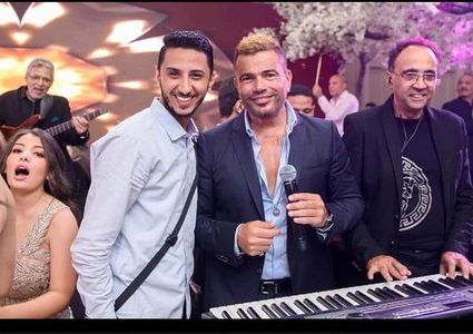 عمرو دياب بإطلالة صادمة وشعر أصفر