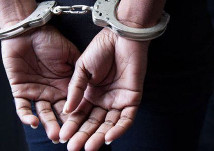 رام الله: الشرطة تقبض على فتاة بحوزتها كمية من المخدرات