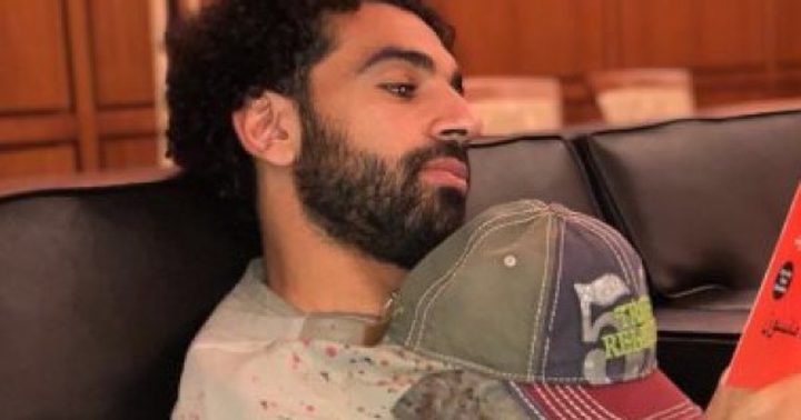 محمد صلاح يقرأ (فن اللامبالاة) ومشاهير يُعلقون