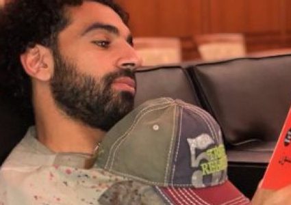 محمد صلاح يقرأ (فن اللامبالاة) ومشاهير يُعلقون