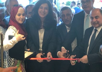 وزيرة الاقتصاد الفلسطينية تفتتح معرضا دائما لصناعة الأحذية والجلود في الأردن