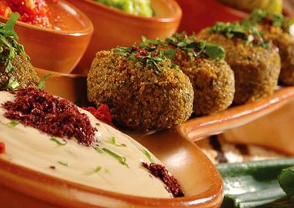 الكويت.. حالات تسمم بالمئات بسبب فلافل