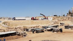 المعركة مستمرة....الاحتلال ينصب "كرافانات" في محيط أبو ديس (صور،فيديو)