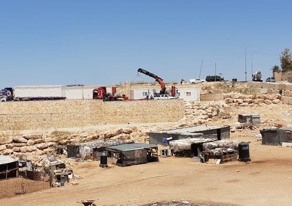 المعركة مستمرة....الاحتلال ينصب "كرافانات" في محيط أبو ديس (صور،فيديو)