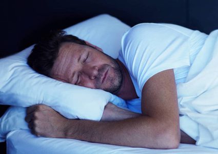 العلم يجيب.. لماذا ينبغي أن تنام على جانبك؟