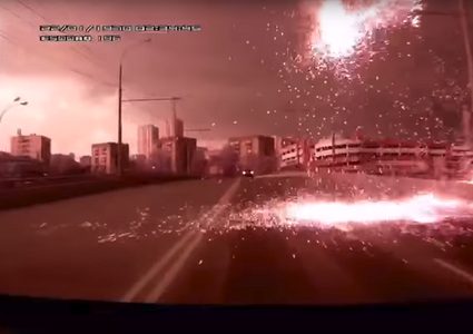 صاعقة كادت تودي بحياة سائق في روسيا (فيديو)