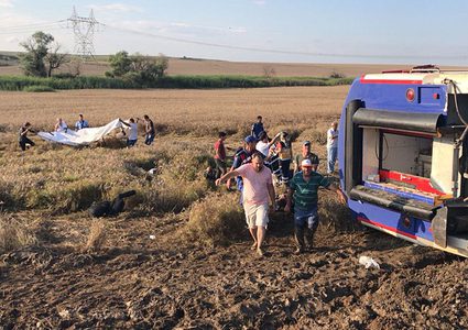 10 قتلى و73 إصابة إثر خروج قطار عن مساره شمال غربي تركيا