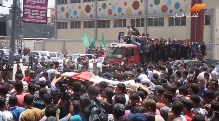 بالفيديو.. جماهير غزة تشيّع الشهيد محمد أبو حليمة