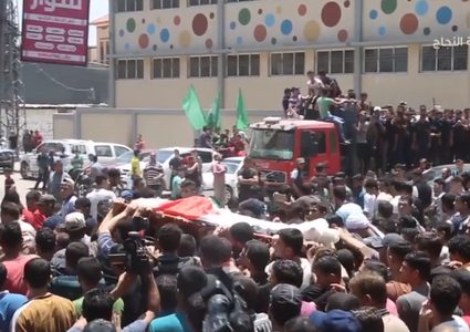 بالفيديو.. جماهير غزة تشيّع الشهيد محمد أبو حليمة