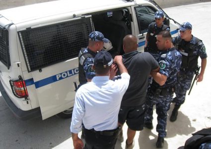 الشرطة تقبض على شخصين يشتبه بهما حيازة مواد مخدرة