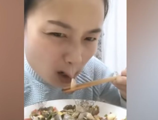 "سلطعون سكران" ينتقم من فتاة أرادت أكله!