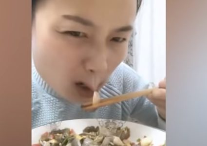 "سلطعون سكران" ينتقم من فتاة أرادت أكله!