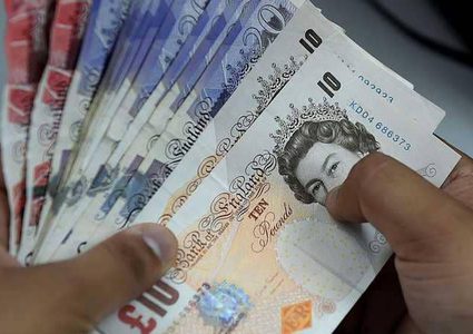 استقالة جونسون تهبط بالجنيه الإسترليني