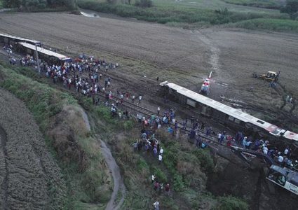 مصرع 10 أشخاص وإصابة 73 آخرين إثر خروج قطار عن سكته في تركيا