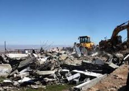 الاحتلال يخطر بهدم منزل ومصادرة “كرافانات” في مسافر يطا