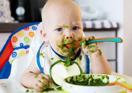 دراسة: تغذية الطفل بالطعام الصلب قبل 6 شهور يحسن النوم