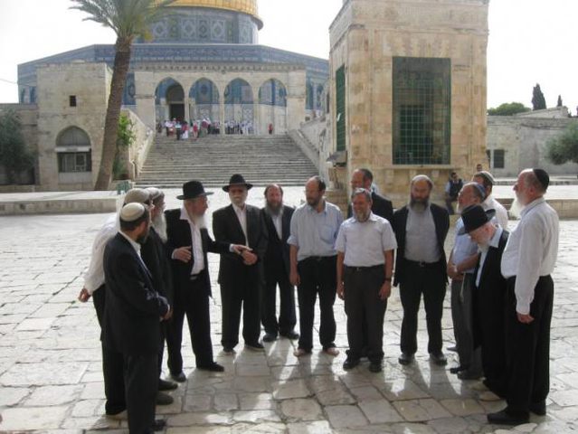 تجمع حقوقي يستنكر اقتحامات الاحتلال للاقصى