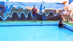 بالفيديو.. تمارين علاجية داخل الماء لأسفل الظهر