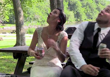 بالفيديو.. حادثة مرعبة كادت أن تحول الزفاف لكارثة!