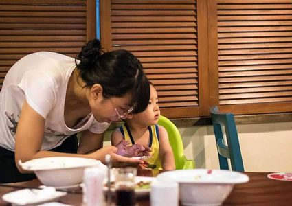 إدمان الوالدين على الأجهزة الذكية أشد ضرراً على الأبناء!