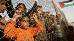 إجراءات الاحتلال وأونروا.. تصب الزيت على نار الحصار !