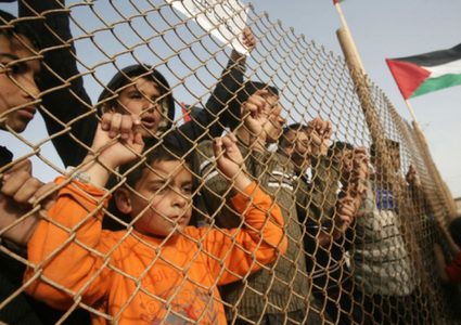 إجراءات الاحتلال وأونروا.. تصب الزيت على نار الحصار !