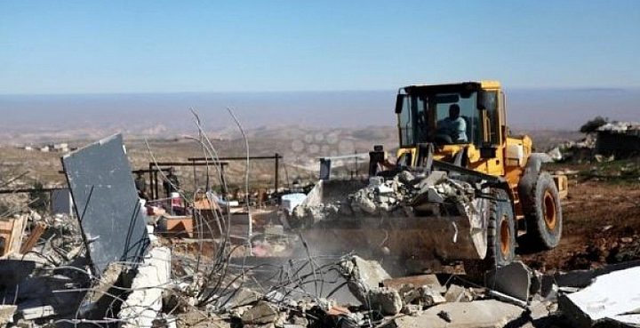 الاحتلال يخطر مواطنا من بلدة يطا بهدم 3 منازل