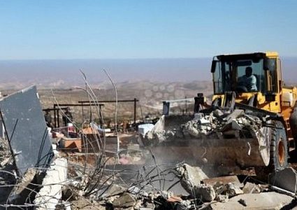 الاحتلال يخطر مواطنا من بلدة يطا بهدم 3 منازل