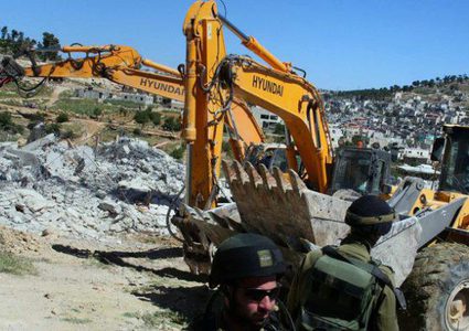 الاحتلال يخطر بهدم 3 غرف سكنية ويهدد بإزالة مدرسة جنوب الخليل