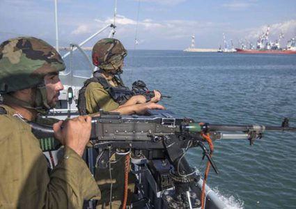 بحرية الاحتلال تهاجم سفينة الحرية (2) وتعتقل ركابها قبالة بحر غزة