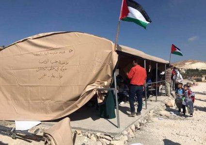 الاحتلال يزيل "كرافانات" مدرسة التحدي والصمود شرق يطا