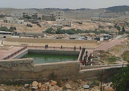 قوات الاحتلال تداهم شرق يطا وتصور آبارا لجمع المياه
