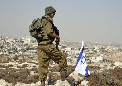 القناة 10: قطر مولت رحلات جوية لضباط كبار