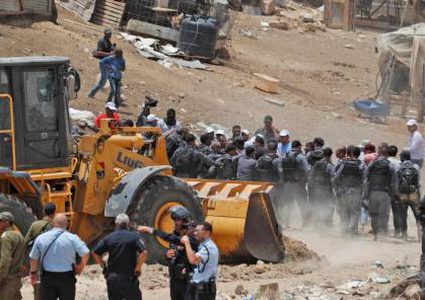 الاحتلال يغلق الخان الأحمر بالمكعبات الاسمنتية