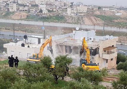 الاحتلال يستولي على منزل متنقل "كونتينر" في حي شعفاط