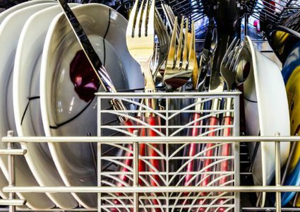 لماذا يجب أن تتوقف عن غسل الصحون باليد؟