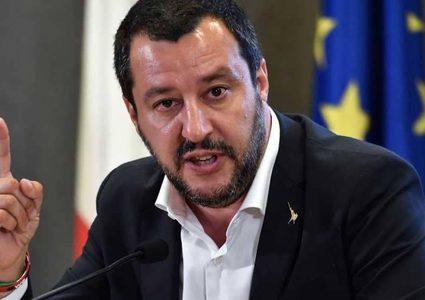 إيطاليا تطالب بـ"ضمانات" قبل رسو سفينة مهاجري