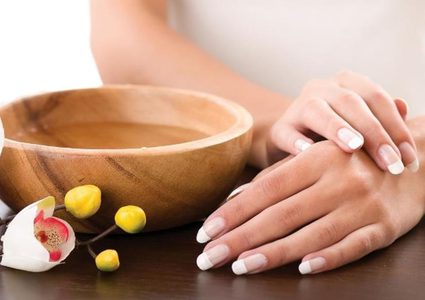خلطات طبيعية للعناية بأظافركِ في الصيف