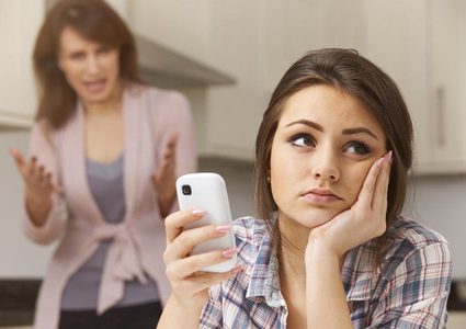 التغلب على نقاط الاختلاف بين الأهل والمراهقين