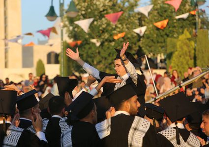 "النجاح" تواصل تخريج (فوج مئوية النجاح)