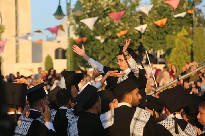 "النجاح" تواصل تخريج (فوج مئوية النجاح)
